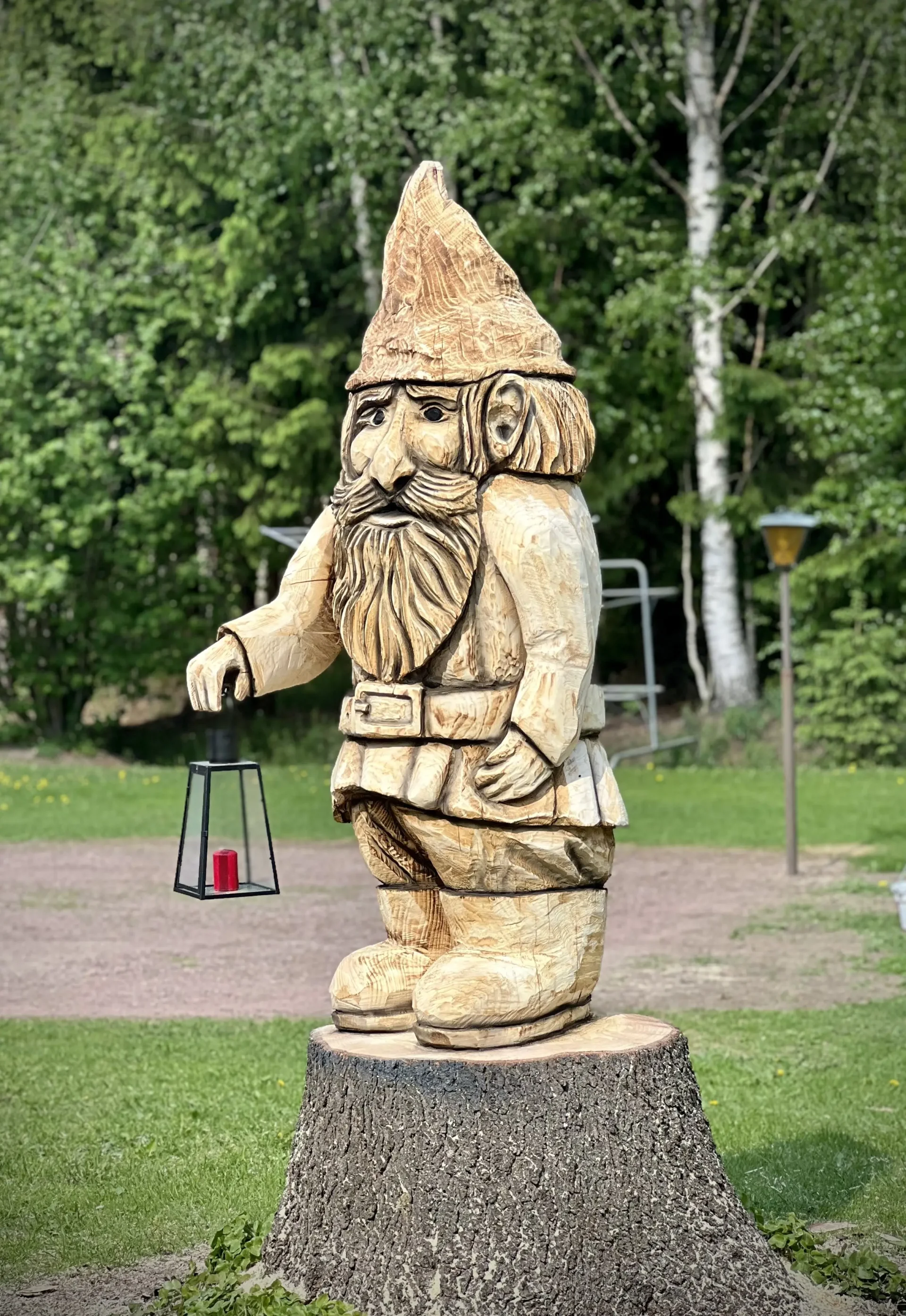 Moottorisahalla puusta veistetty puutarhatonttu.