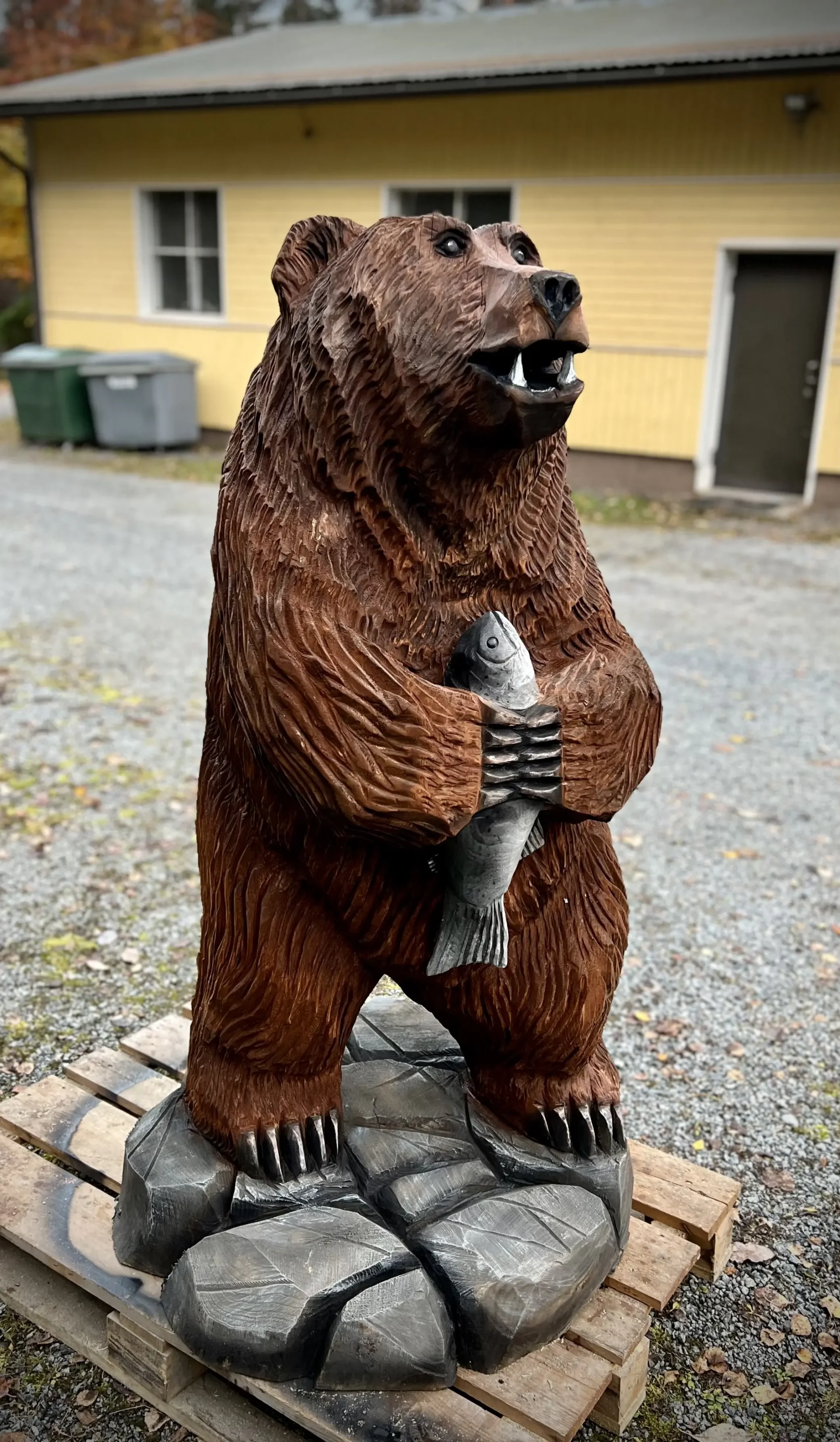 Karhu ja kala puuveistot moottorisahalla.