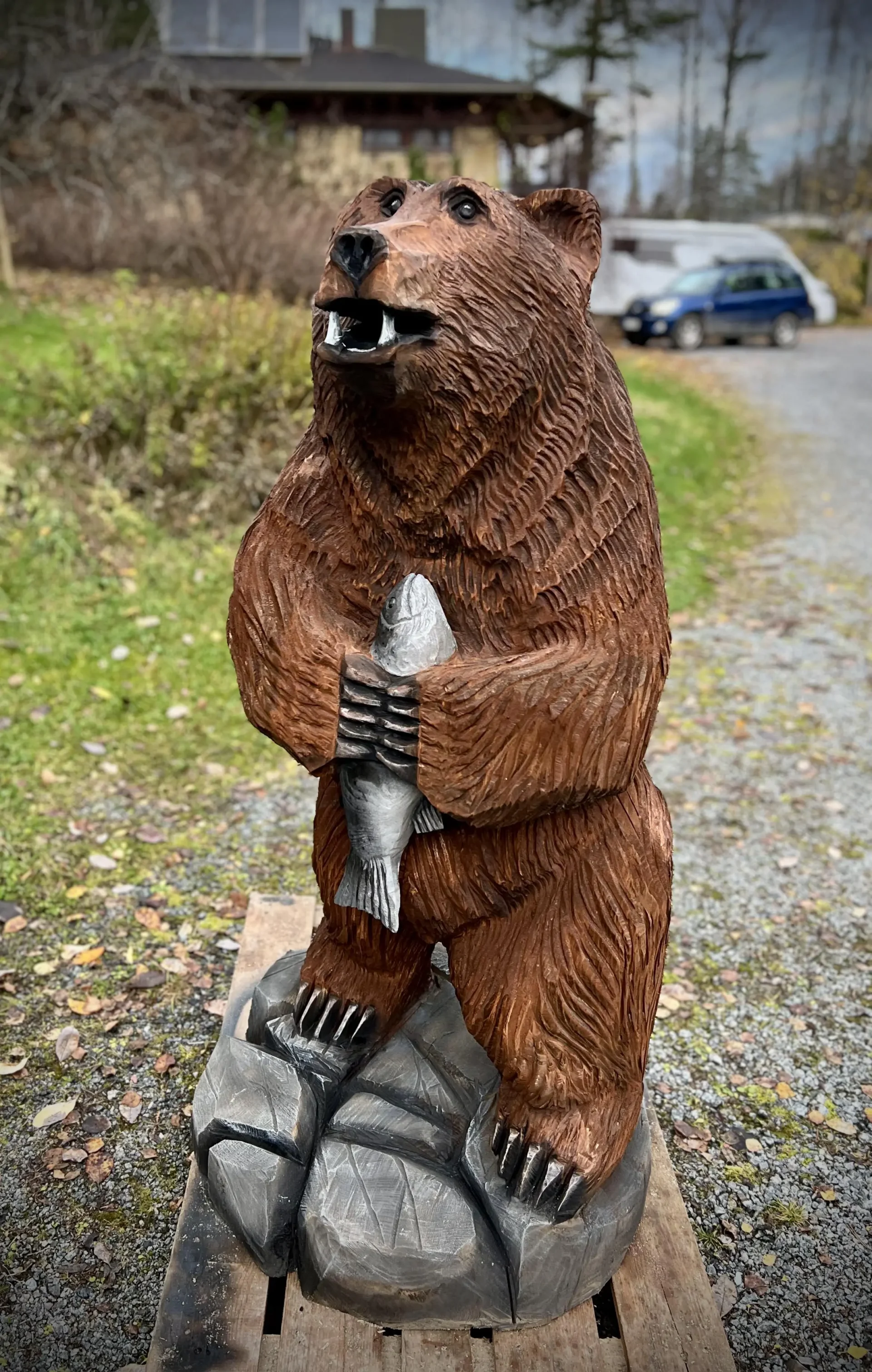 Karhu ja kala puuveistot moottorisahalla.