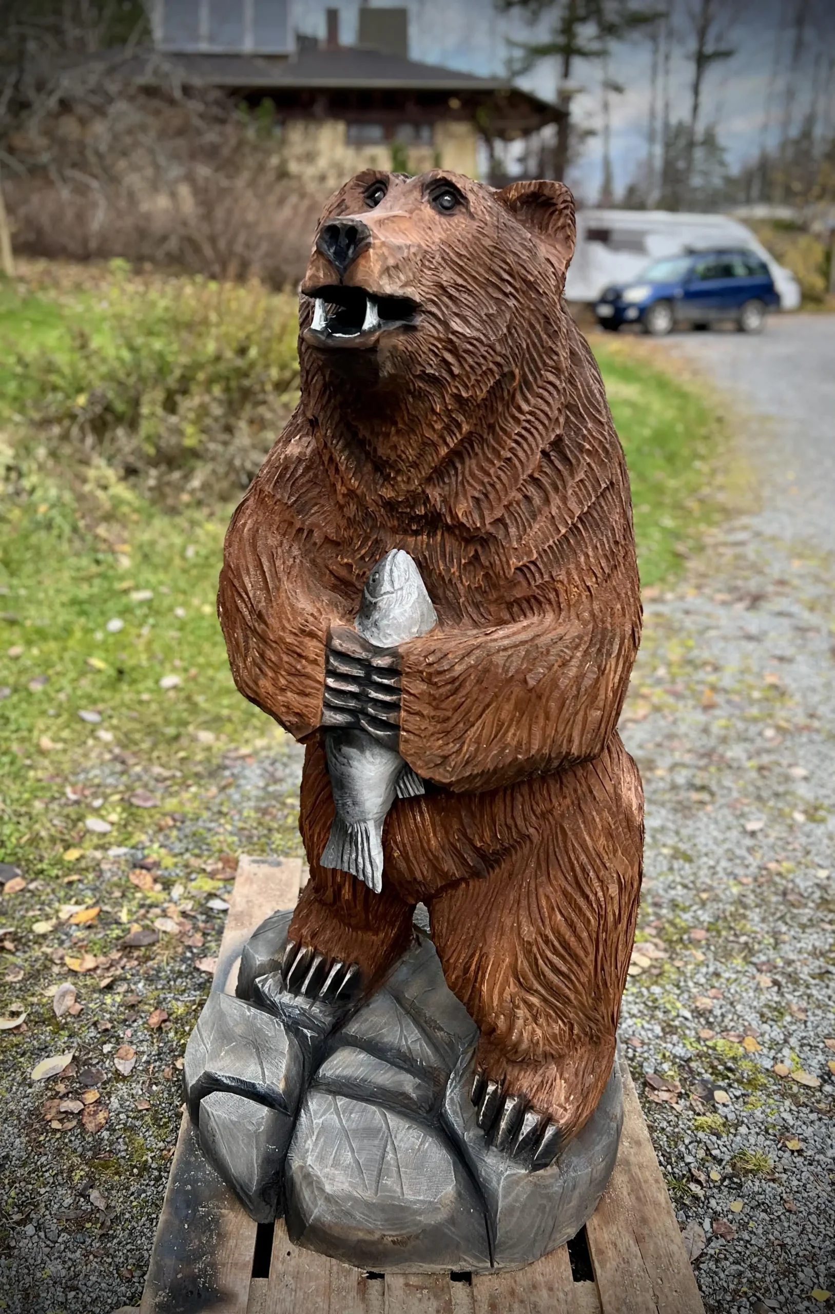 Karhu ja kala puuveistot moottorisahalla.